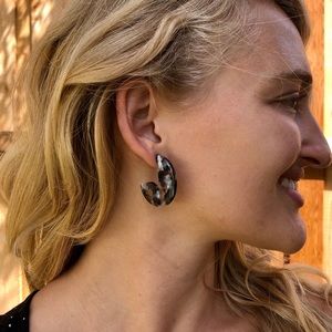 FREE when bundled!🦋UO Acrylic Drop Earrings!🌿